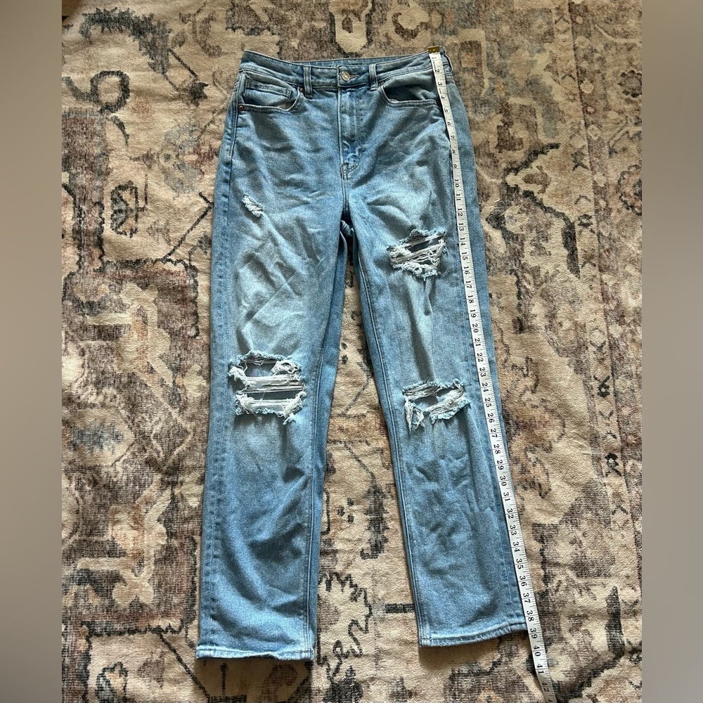 American Eagle stretch straight mom jeans size 6 regular
Ripped/distressed
